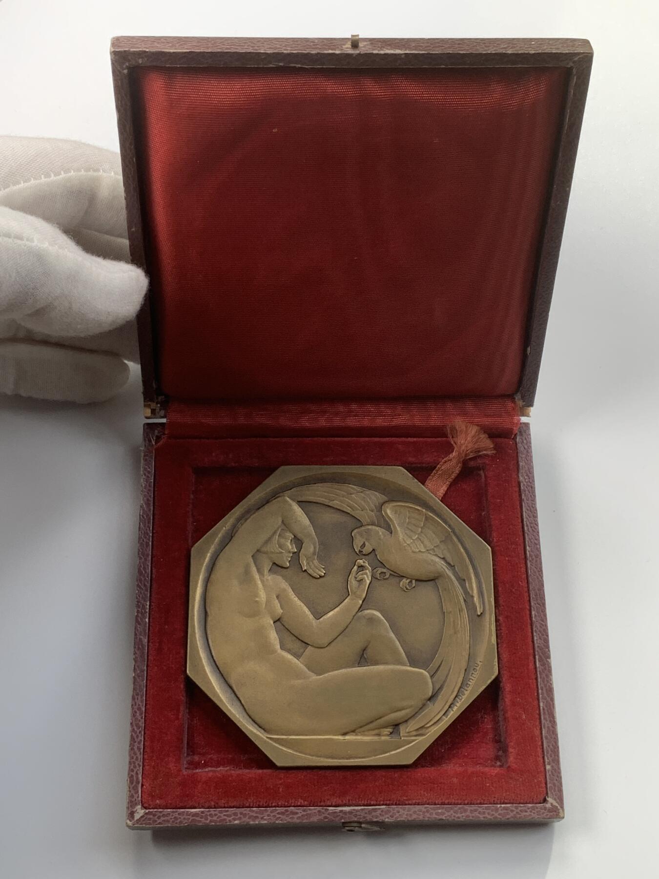 掌中浮雕-藏着的欧洲第050场 法国装饰艺术原铸原盒大版八角形铜章《逗鹦鹉的女人》，  作者: 大师狄拉玛，对边80mm，原盒