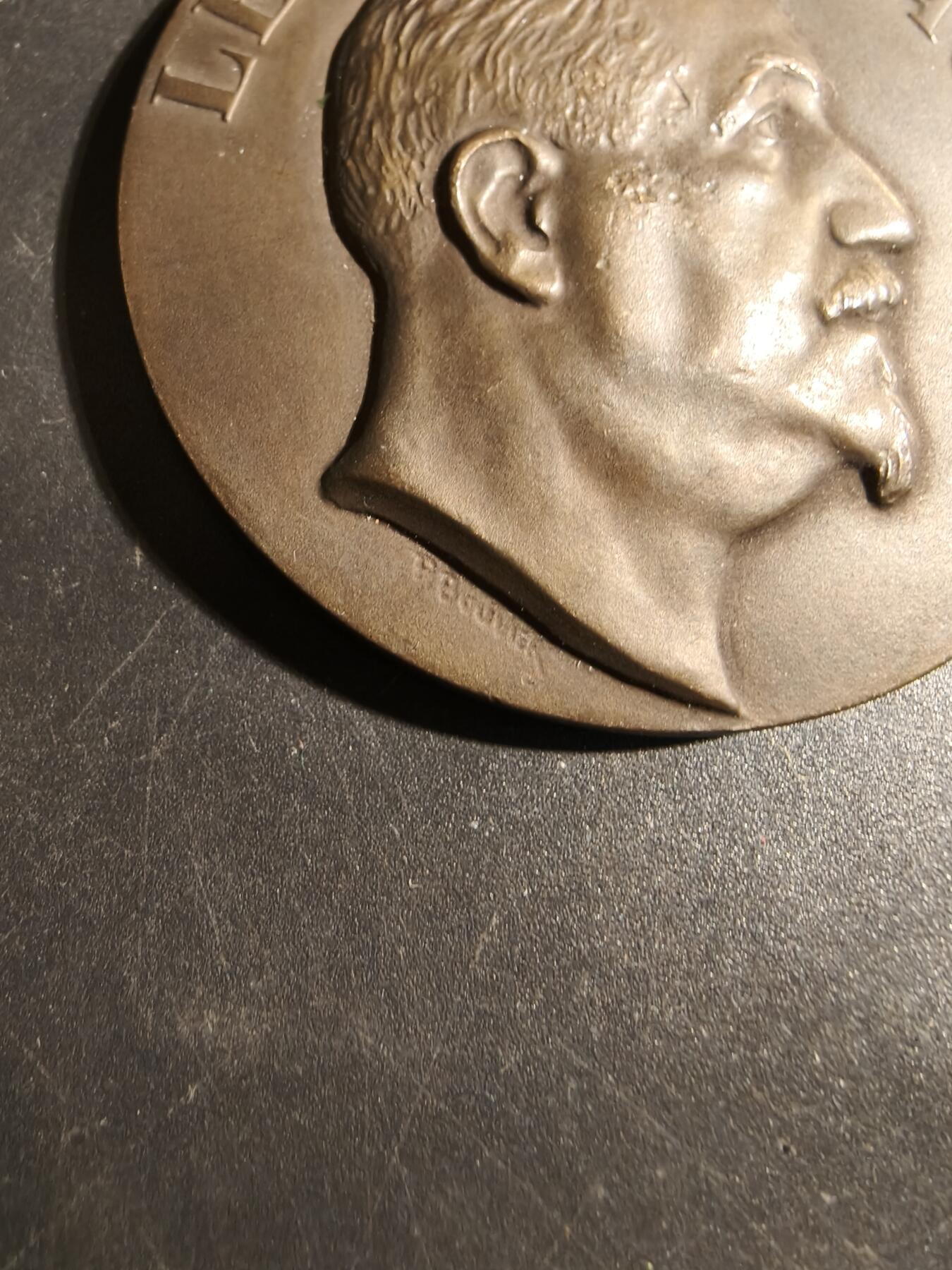 老王徽章第178期 1951年诺贝尔和平奖得主、法国工会领袖莱昂·茹奥克斯大铜章      铭文为“幸福与自由“      直径58mm     重量86.2g