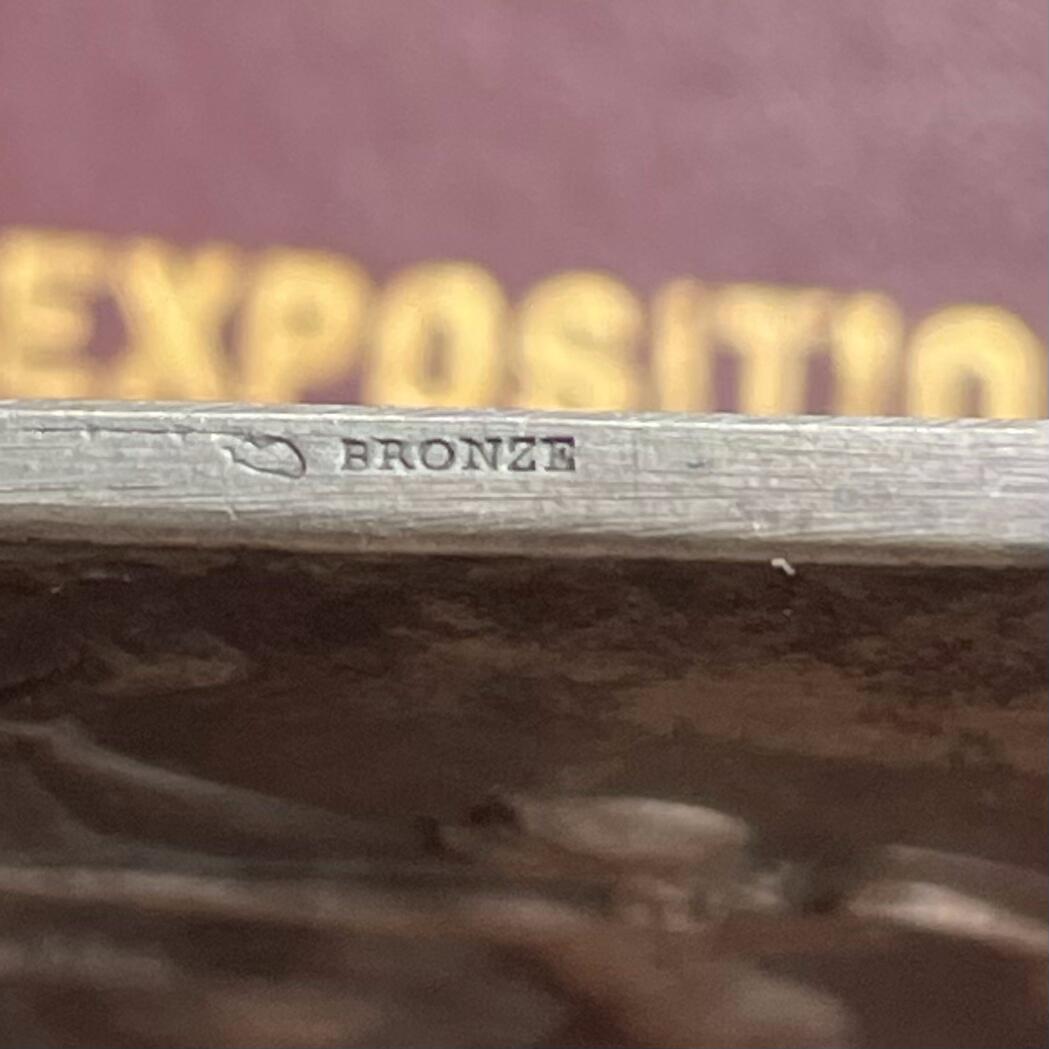 「木头集藏」章牌精品专场！ O.Roty～1900年法国世纪之交原盒镀银铜章，尺寸: 51 x 36 mm， 边铭: 丰饶角 BRONZE ，少见原盒正常使用，同款收藏佳品！正面青少的小天使象征着新世纪，昏睡过去的女子代表着十九世纪，天使垫着脚从女子手中取出熊熊燃烧的火炬寓意着新旧世纪的交接!