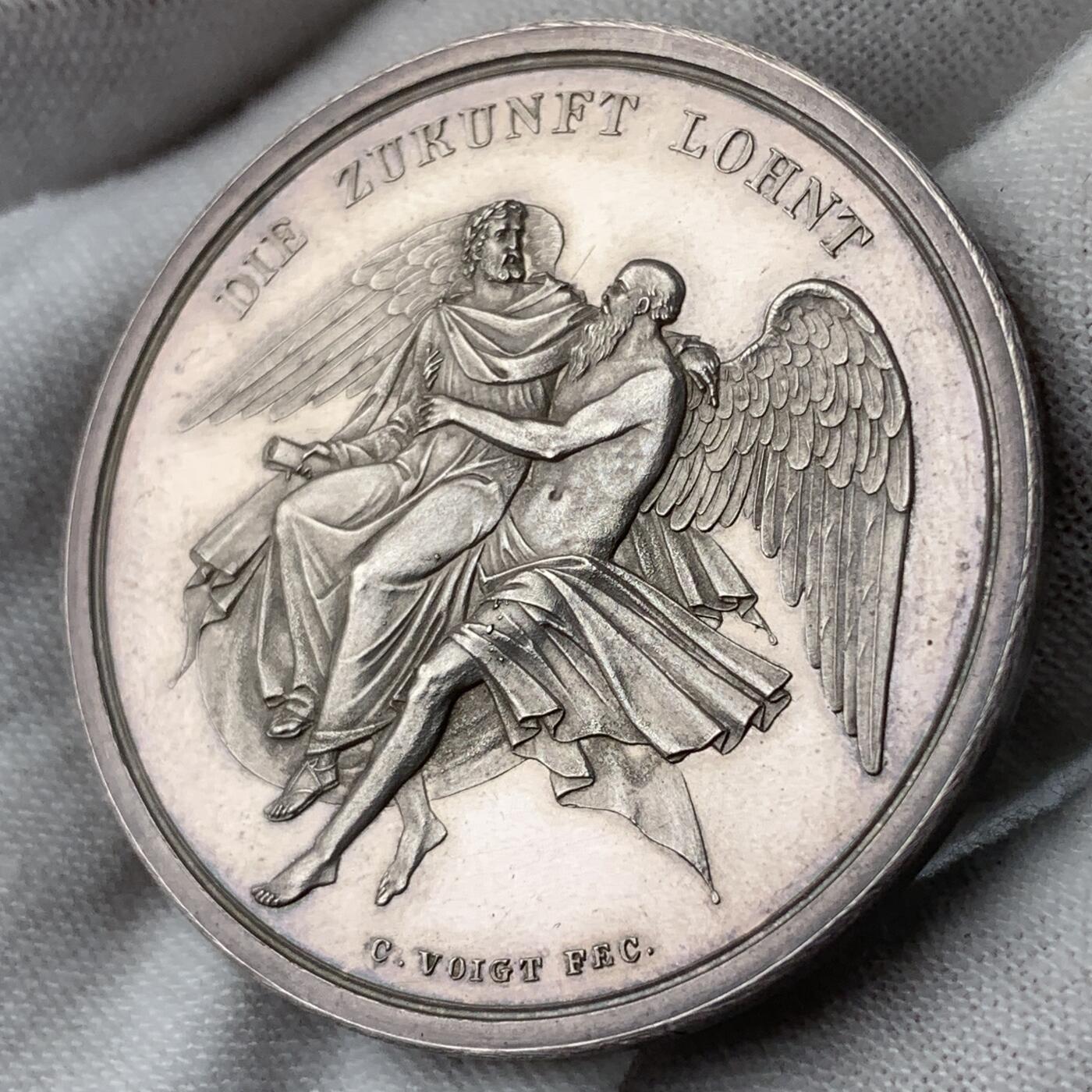 掌中浮雕-藏着的欧洲第050场 时间之神银章， 37mm，19g，Voigt雕刻，边缘有刻字，正面的青年人转瞬间成了背面的老者，珍惜时间吧！