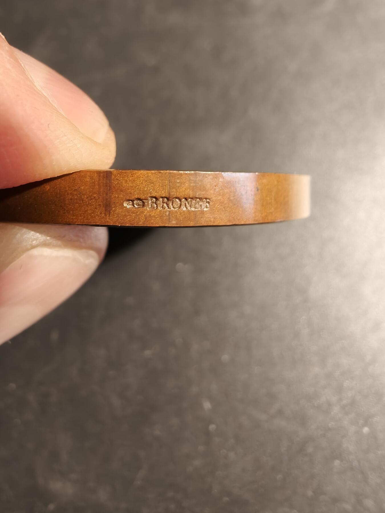 老王徽章第178期 法国1893年巴黎综合理工学院协会大铜章    坐姿玛丽安娜    直径50mm    重量64.7g