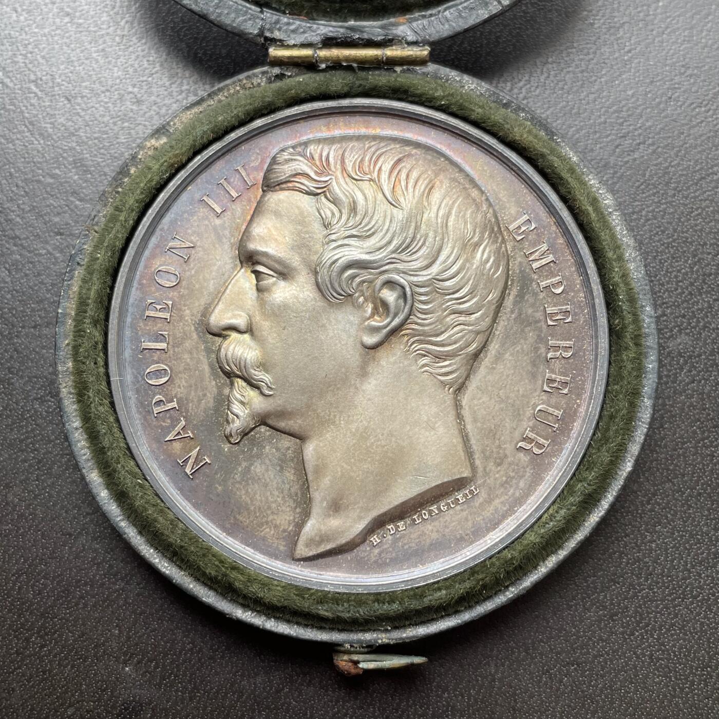 「木头集藏」章牌精品专场！ 1860年法国亚眠地区马术比赛原盒银奖章，直径：45 mm，50.1 g，边铭：手指 ARGENT （1845-1860年），彩色氧化，品相很不错，原盒正常使用。