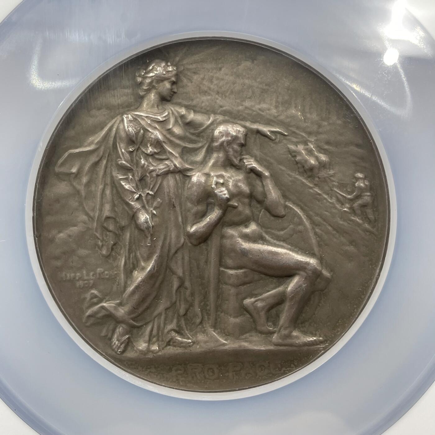 「木头集藏」章牌精品专场！ 荷兰-比利时章牌艺术之友协会1907年海牙和平会议大银章，MS 64  Le Roy作品，65mm，112克，品相极佳，协会第14号作品，银章发行量仅51枚！正面和平女神劝导战神铸剑为犁，背面和平之舟正在劈波斩浪。近年来欧洲拍卖含佣金价格均超过8000元人民币。  荷兰-比利时章牌艺术之友协会是章牌艺术史上重要的协会之一。