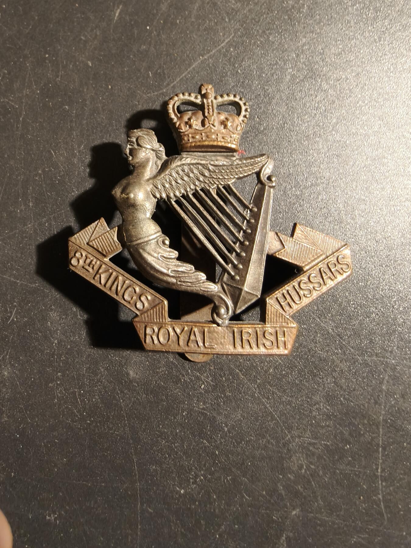 老王徽章第178期 英国陆军第8国王皇家爱尔兰轻骑兵团帽徽     女王早期版