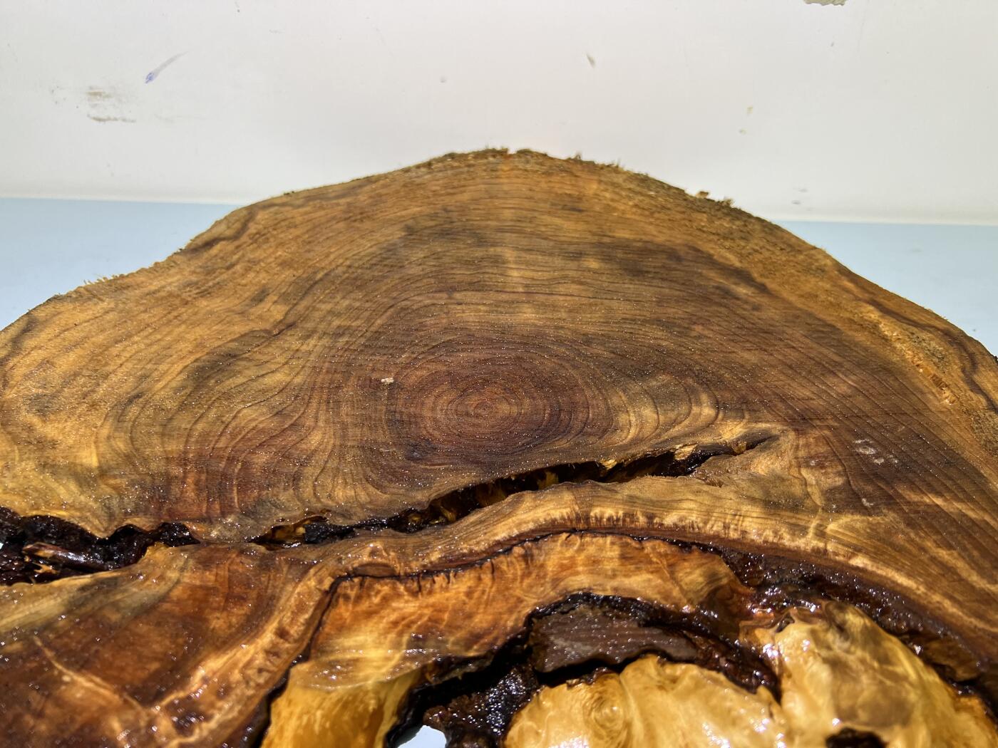 零元拍：01-18-1精品香杉木老根榴茶盘，瘦漏透，尺寸约：380/350/35厚MM，满花满瘤，药香满鼻，无漆无蜡，保存方式请看下面说明，因为未打磨上漆，干燥天气可能会产生裂纹，属于正常现象