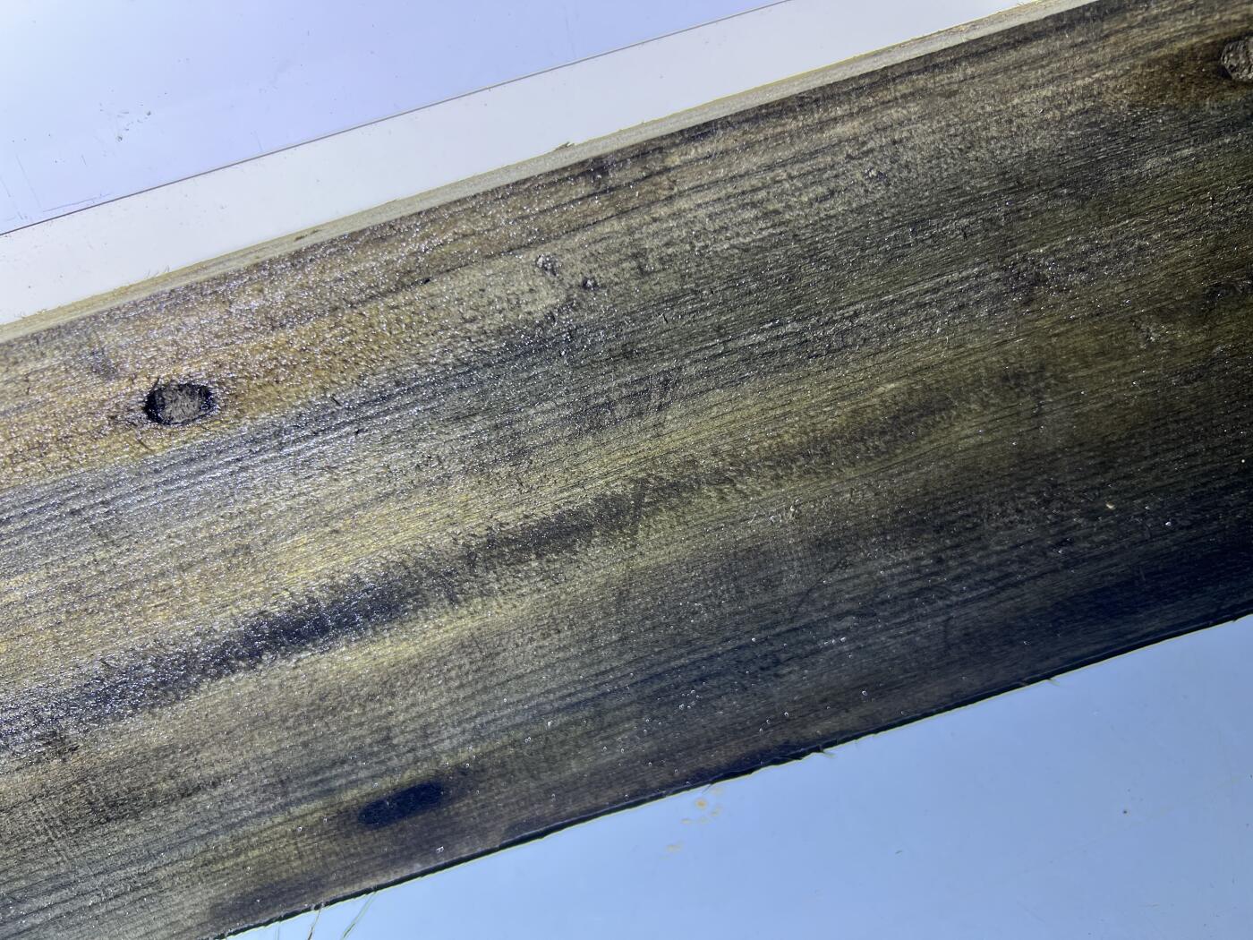 零元拍：01-18-3乌木金丝楠 可做镇尺切牌子。我用砂纸磨了半截就满金丝药香，尺寸约：53.8/8/2.8厚CM。