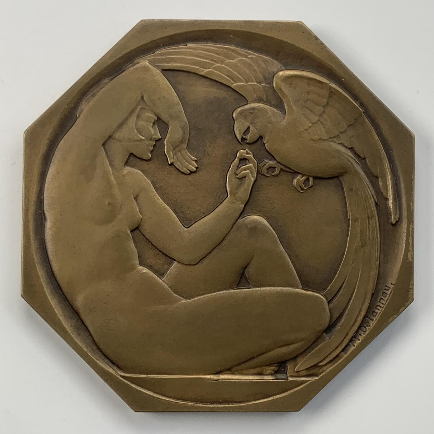 掌中浮雕-藏着的欧洲第050场 法国装饰艺术原铸原盒大版八角形铜章《逗鹦鹉的女人》，  作者: 大师狄拉玛，对边80mm，原盒