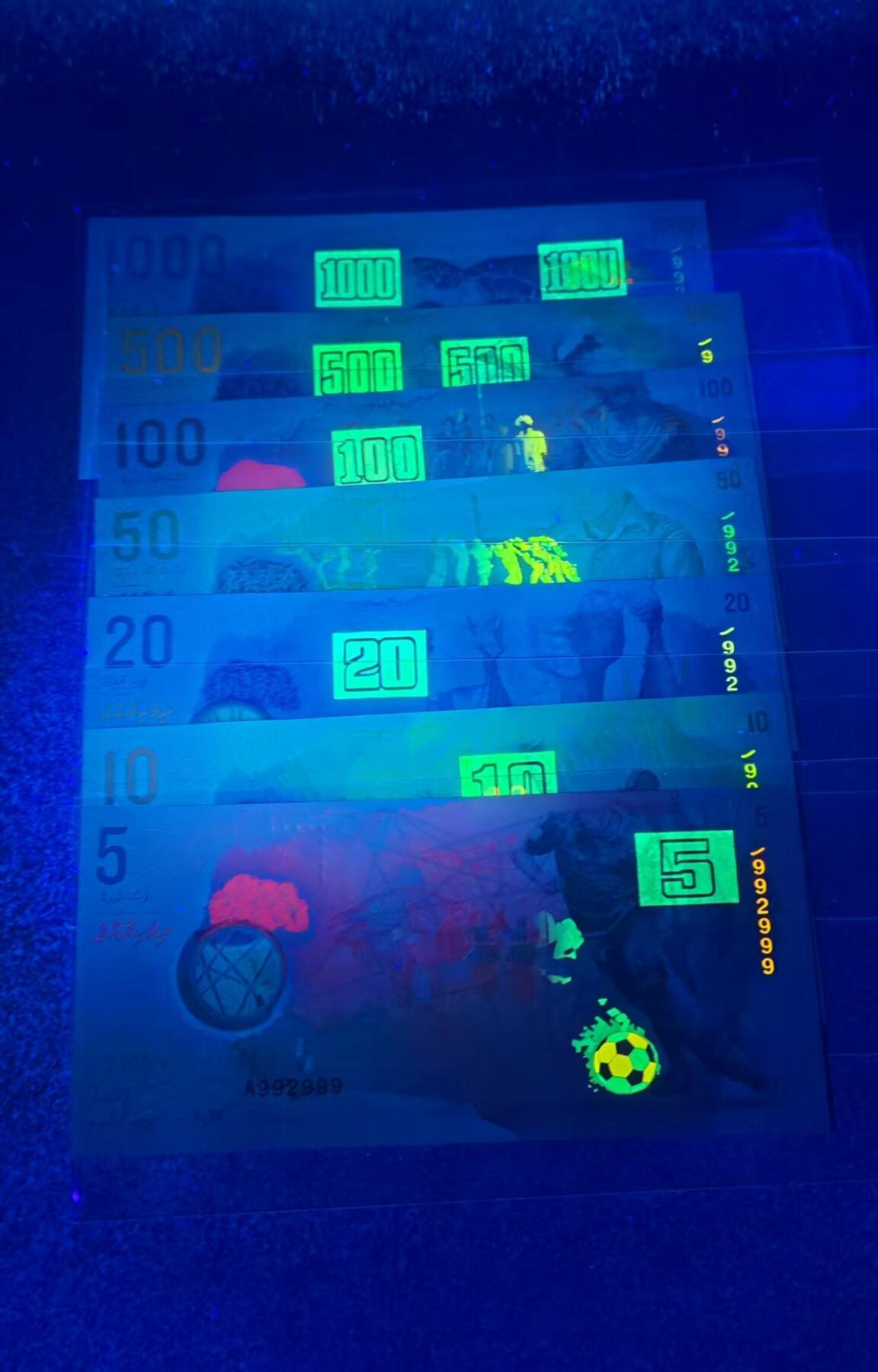 【礼羽收藏】🌏世界钱币拍卖第121期 【A992999】2015年马尔代夫5、10、20、50、100、500、1000面值全同号塑料钞 带原装册 A冠 无3457尾999 数二朦胧豹子号 钞美号靓