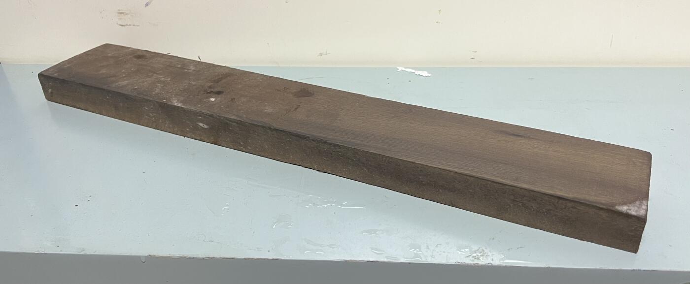 零元拍：01-18-3乌木金丝楠 可做镇尺切牌子。我用砂纸磨了半截就满金丝药香，尺寸约：53.8/8/2.8厚CM。