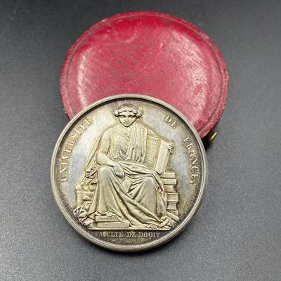 「木头集藏」章牌精品专场！ - 1876年法国公共教育部法学学士执照文凭原盒银奖章，直径：45.7 mm，49.5 g，边铭：蜜蜂 ARGENT （1860-1879年），少见银章，品相很不错，原盒正常使用！