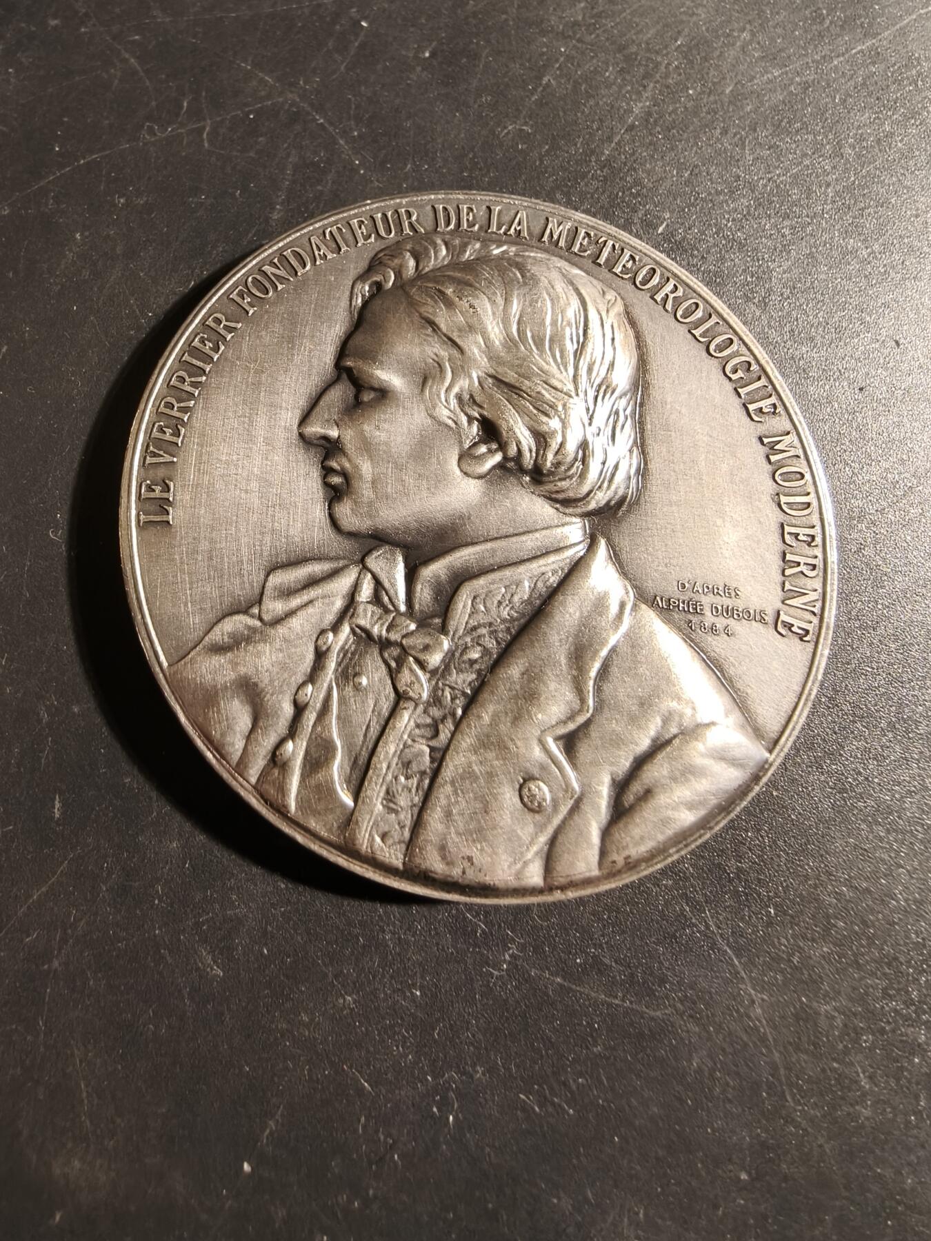 老王徽章第178期 法国天文学家和数学家奥本·勒维耶镀银大铜章     他是海王星的发现者     直径53mm    重量85.5g