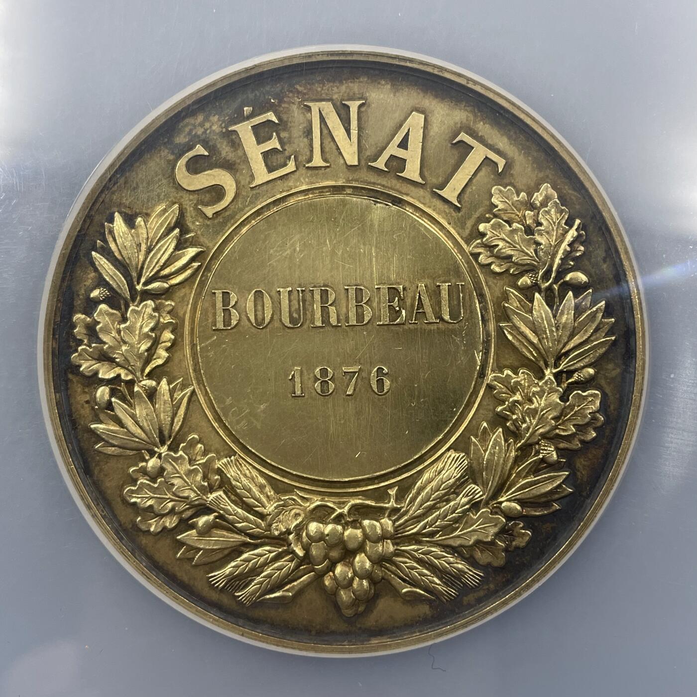 「木头集藏」章牌精品专场！ 1876年法国参议院镀金银章，MS 62，   直径：51 mm，66.6  g，边铭：蜜蜂 ARGENT （1860-1879年），获奖人： 埃米尔·布尔博（Émile Bourbeau），担任参议员期间，他积极为北部地区争取铁路建设与工业补贴，推动了加来海峡省的煤炭与纺织业发展。少见镀金银版，高浮雕刻画，品相不错。