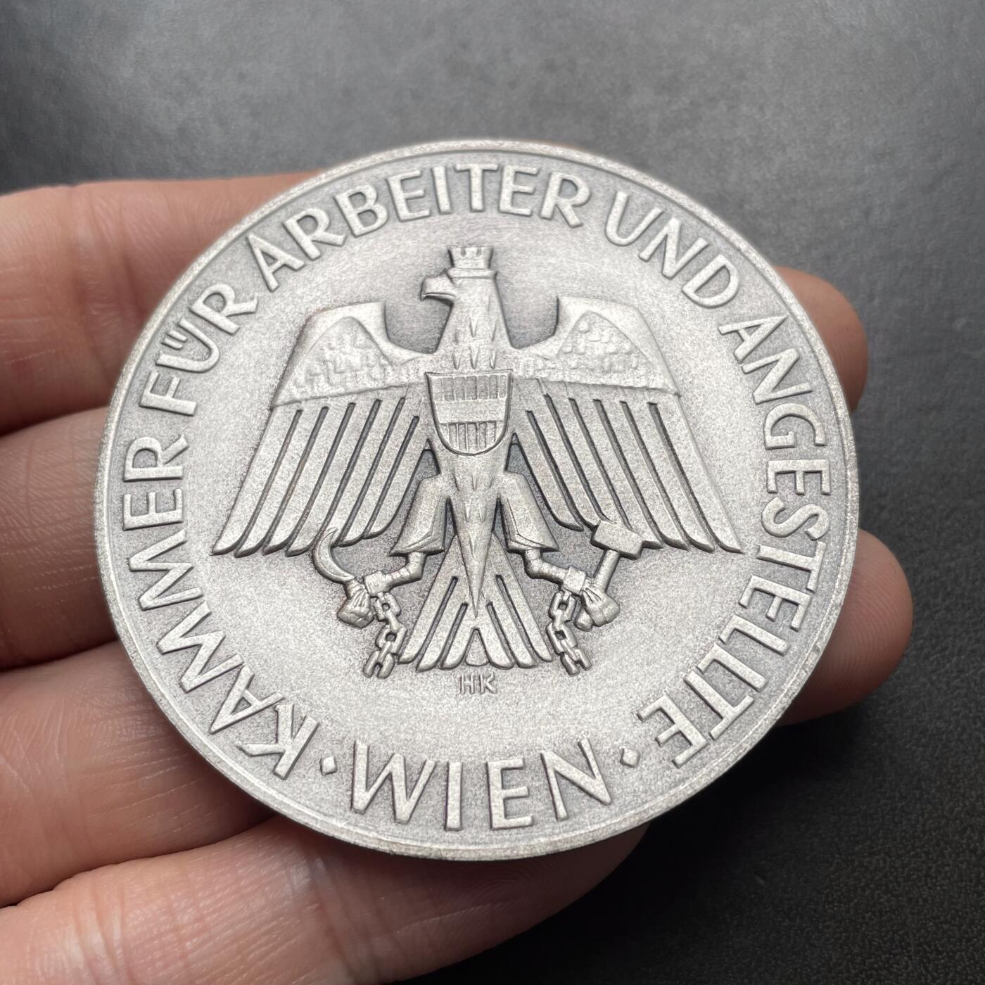 「木头集藏」章牌精品专场！ 1970年奥地利维也纳工会成立25周年纪念银章  直径：56 mm，57 g，边铭：维也纳造币厂银标A和含银量900。表面采用磨砂工艺。正面是奥地利国徽。维也纳-下奥地利-布尔根兰工会成立于1945年，1948年更名为维也纳工会。