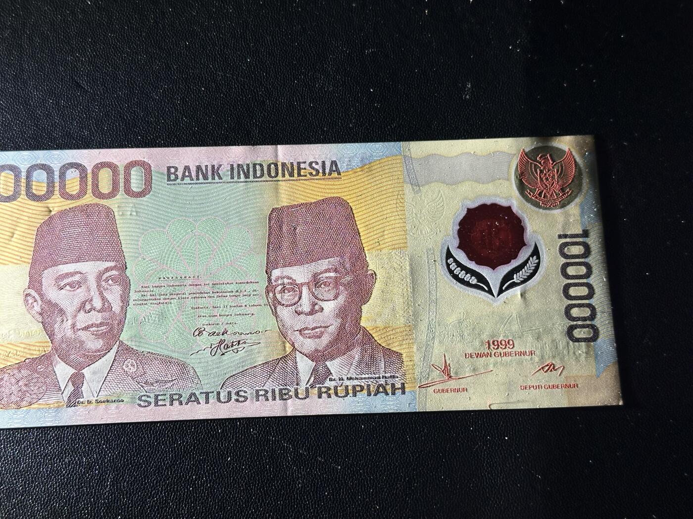 《外钞收藏家》第六百零四期（精品场）（本平台长期征集拍品、欢迎藏友们联系合作） 1999年印尼10万比索 AU品相 有软折