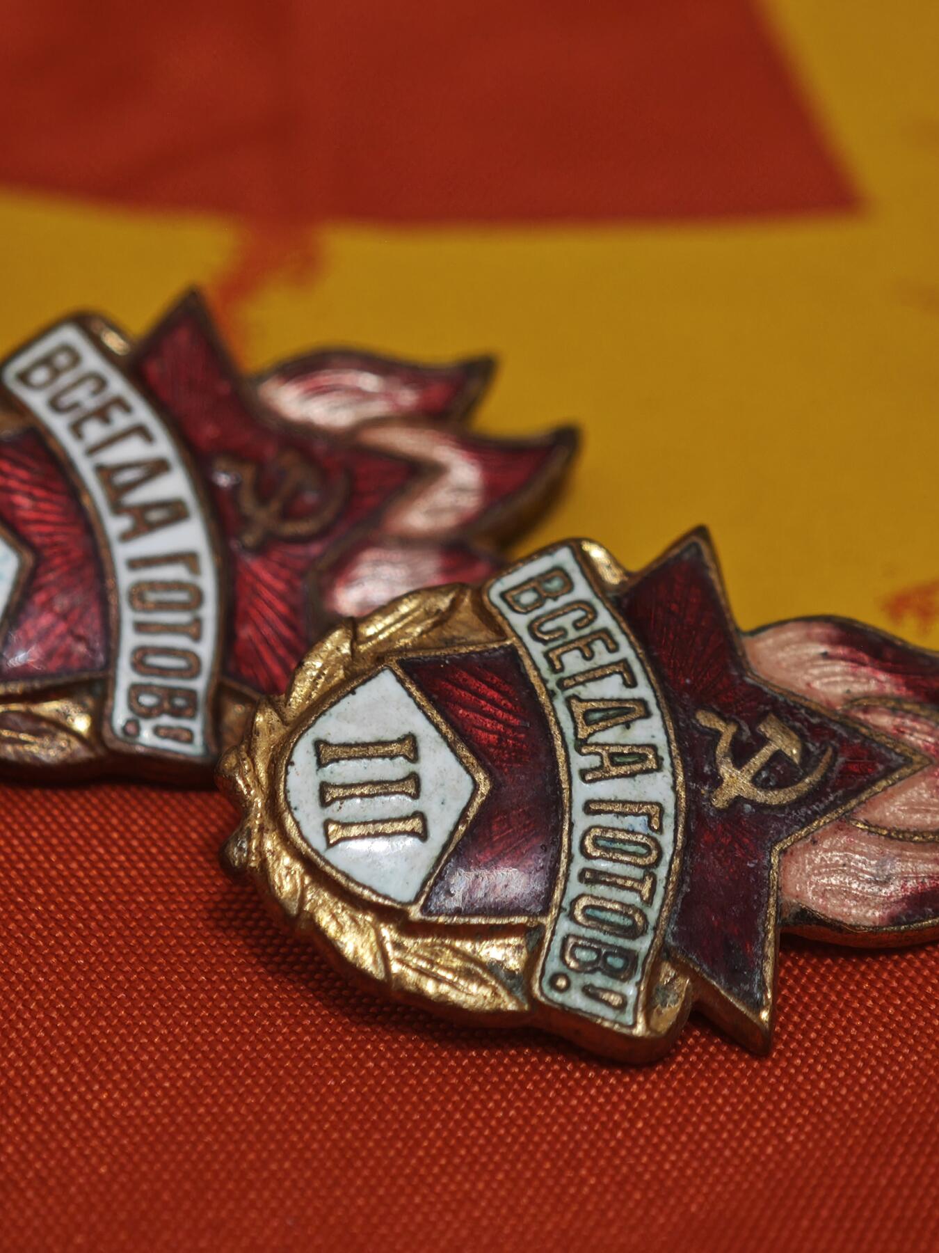 橙子收藏第一期 两枚苏联列宁少年先锋队（Пионеры）三级队员证章，也被称为“时刻准备着！”徽章，是苏联时期最具代表性的青少年组织纪念品之一。