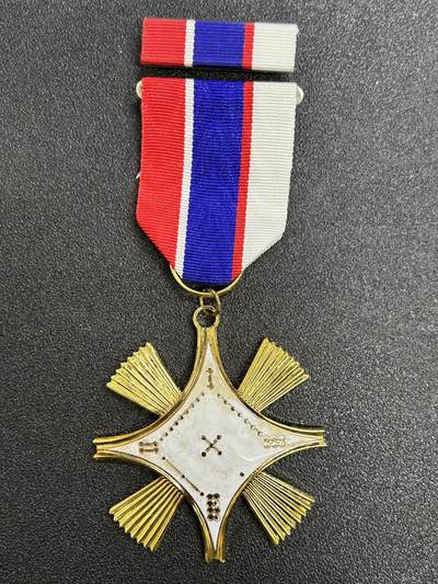 西秦中古拍卖第七十三期 - 民国洛书勋章 早期珐琅版 带勋略 退台后版本