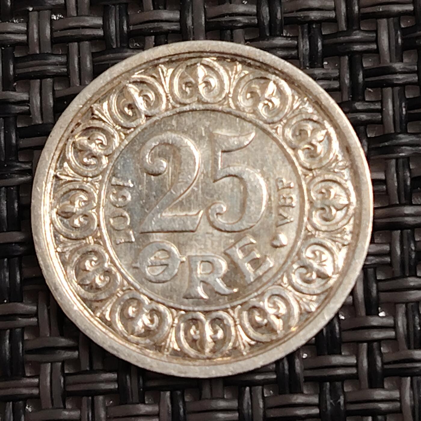 布加迪🐬～世界钱币(上海)🌾第 271 期 /  各国套币和散币 丹麦🇩🇰 1907年 25奥尔银币 2.42g 17mm