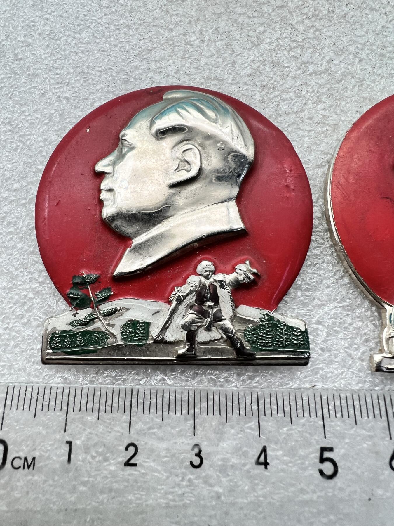 真品毛主席像章、 真品毛主席像章