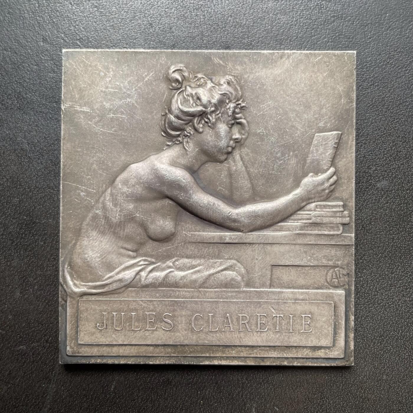 「木头集藏」章牌精品专场！ Charpentier～法国书友协会纪念大银章，尺寸：63 × 59 mm ，131.6 g，边铭: 丰饶角 ARGENT，少见银章，难得藏品。正面刻画书友协会荣誉主席 欧马公爵，任期1881-1887年。背面获奖人：朱尔·克拉雷蒂（Jules Claretie, 1840-1913）法国著名作家、法兰西学院院士，19世纪末法国文坛的核心人物，法兰西喜剧院院长、《费加罗报》文学主编。