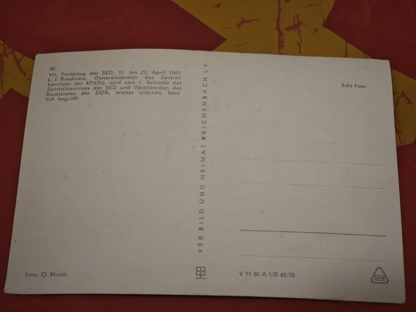 橙子收藏第一期 照片拍摄于1967年4月17日至22日，东德统一社会党（SED）第七次代表大会（VII. Parteitag der SED）期间，是乌布利希对勃列日涅夫的欢迎场景。