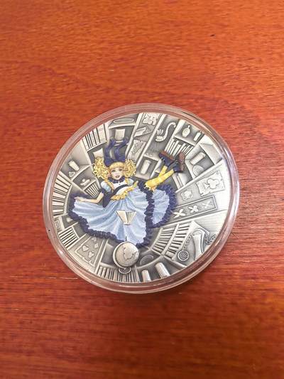 长老汇蛇年精选第九十四场拍卖 - 2021纽埃《爱丽丝漫游奇境记》彩色仿古银币，1盎司999银，高浮雕，UV彩色打印技术，1000枚，立陶宛造币厂出品，主题是爱丽丝掉进兔洞里，盒子内部设计成兔洞形状