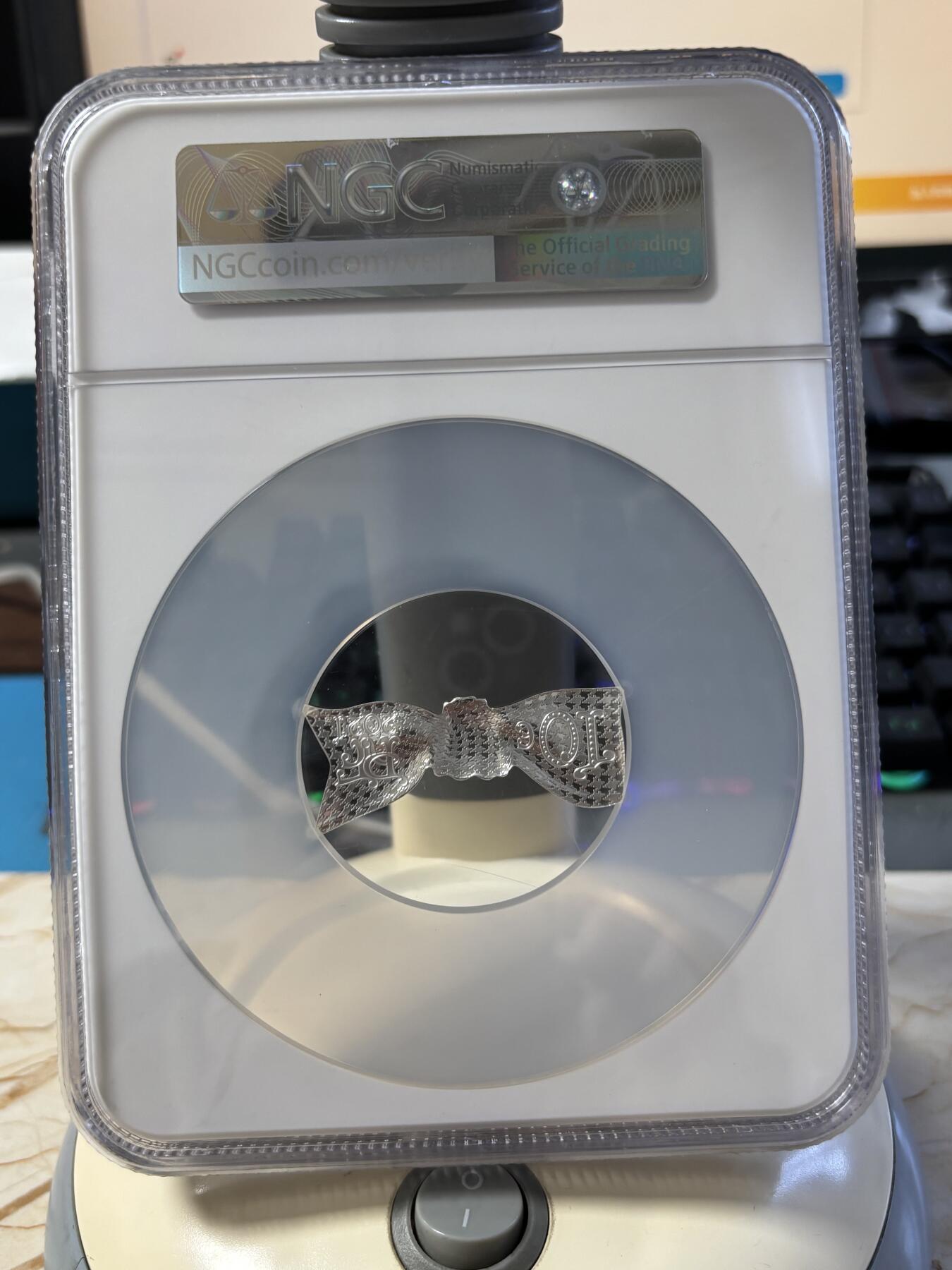 第189期拍卖 法国2021年法兰西瑰宝迪奥蝴蝶结纪念银币NGC-PF70首无盒无证书，999银，22.2克，发行5000枚