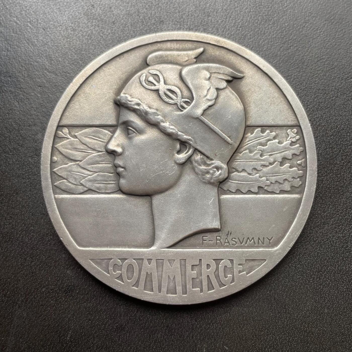 「木头集藏」章牌精品专场！ F Rasumny～1952年法国科莱-塔弗恩父子公司银章 ，直径：59 mm，110 g，边铭：丰饶角 1ARGENT。罕见银章品种！正面是商业之神墨丘利，背面是玫瑰花和各种农作物的图案。科莱-塔弗恩父子公司是位于亚眠市的一家从事运输行业的公司，这枚章是纪念公司成立125周年。