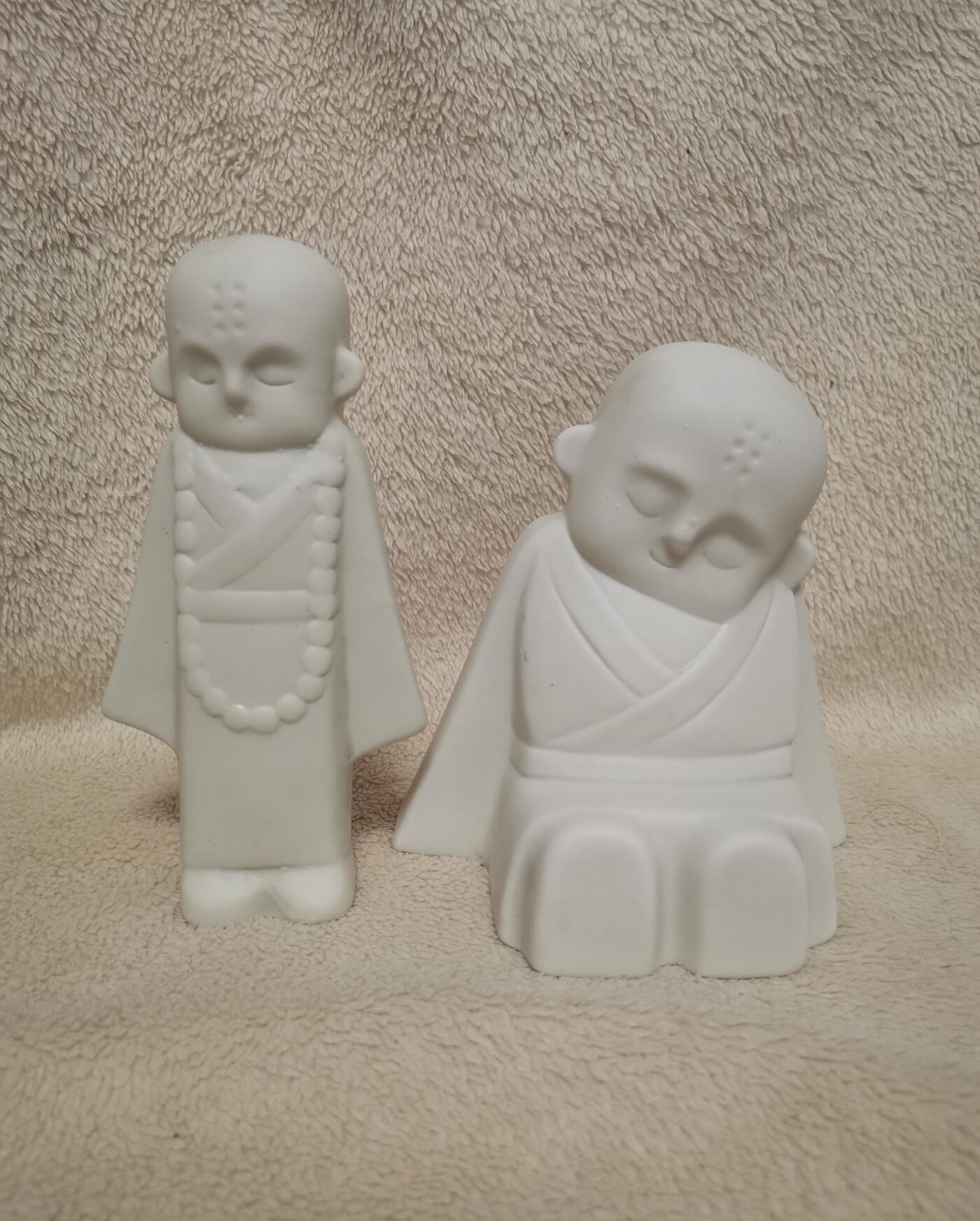 流金岁月•腊八八宝集锦集粹 八十年代陶制雕塑组合《沉思的小和尚》，分别高为15cm和12cm