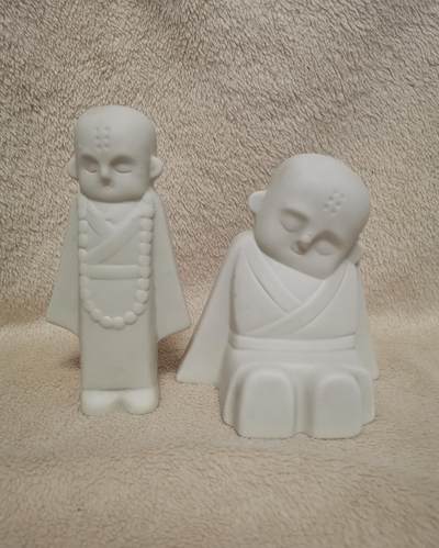 流金岁月•腊八八宝集锦集粹 - 八十年代陶制雕塑组合《沉思的小和尚》，分别高为15cm和12cm