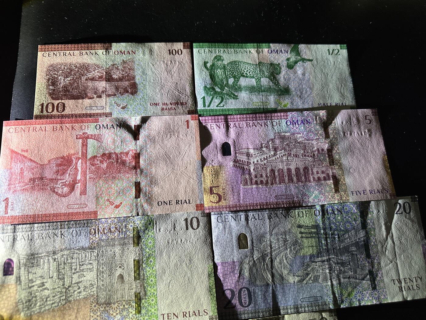 《外钞收藏家》第六百零四期（精品场）（本平台长期征集拍品、欢迎藏友们联系合作） 阿曼1-50里亚尔 7张一起 20和50非全新 其他全新