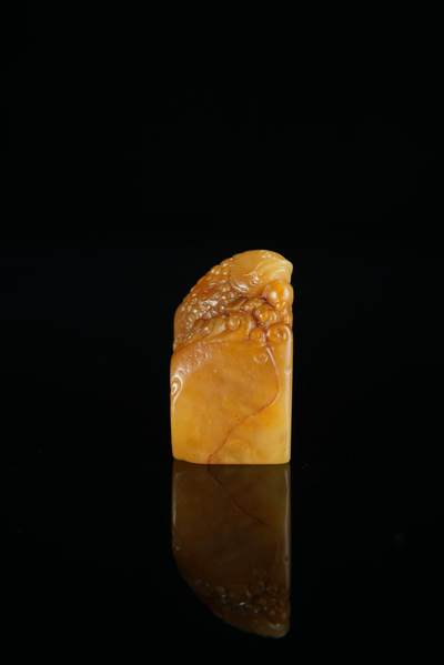 方寸藏珍·寿山田黄印章专场（一） - 寿山田黄石《鲤鱼戏珠》钮章