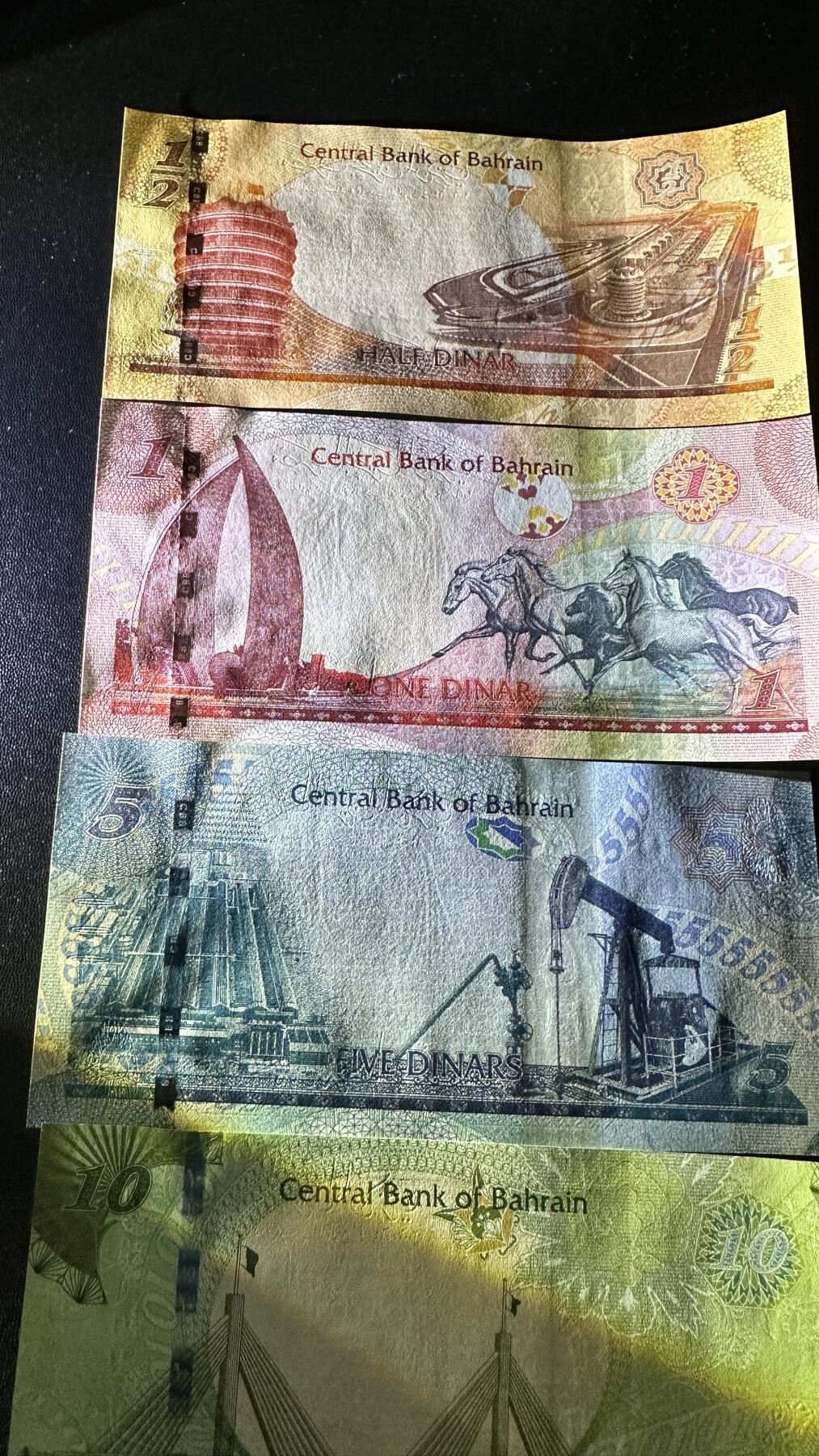 《外钞收藏家》第六百零四期（精品场）（本平台长期征集拍品、欢迎藏友们联系合作） 巴林1/2-20第纳尔 五张一起 全新UNC 都是靓号尾1