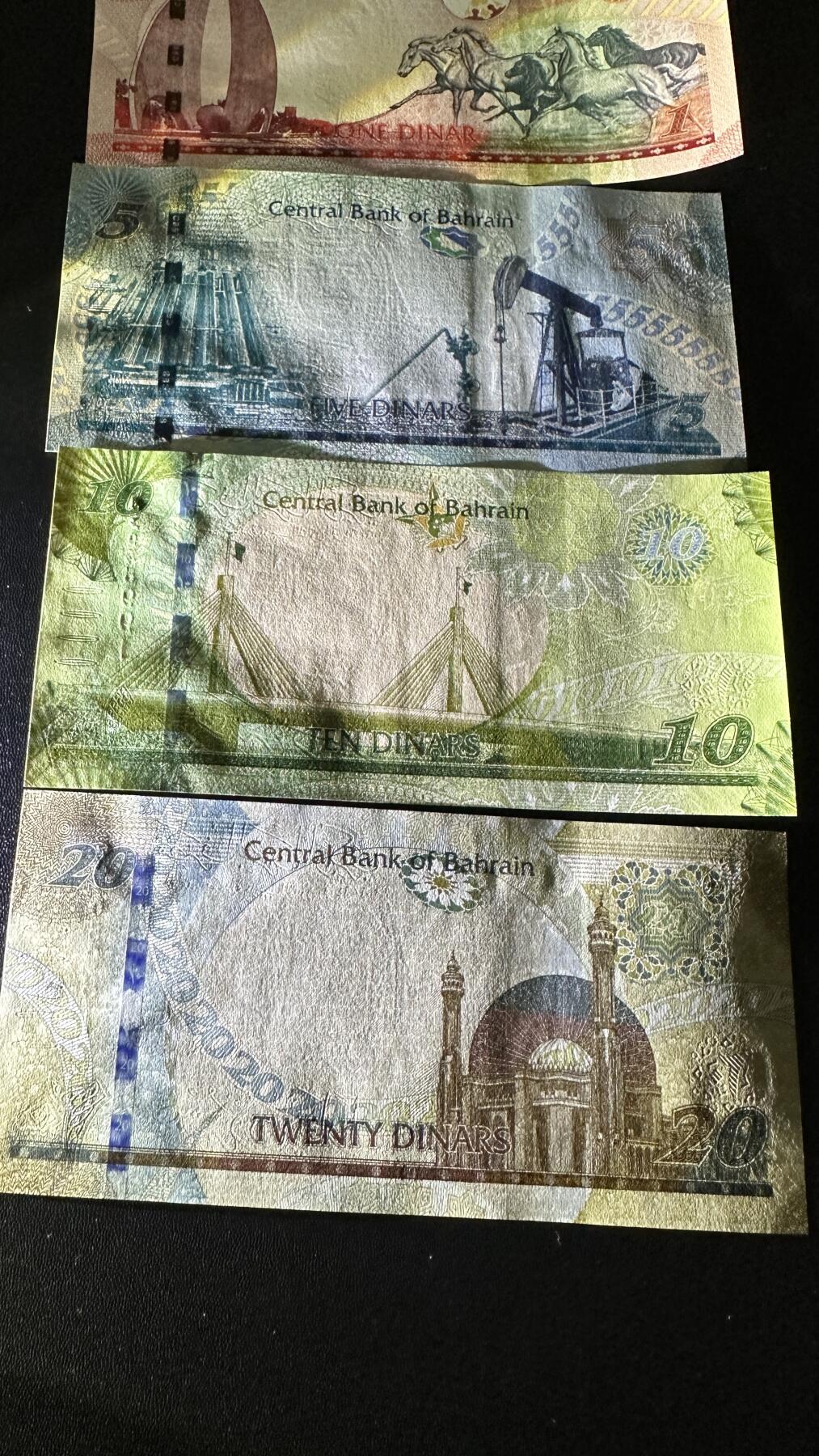 《外钞收藏家》第六百零四期（精品场）（本平台长期征集拍品、欢迎藏友们联系合作） 巴林1/2-20第纳尔 五张一起 全新UNC 都是靓号尾1