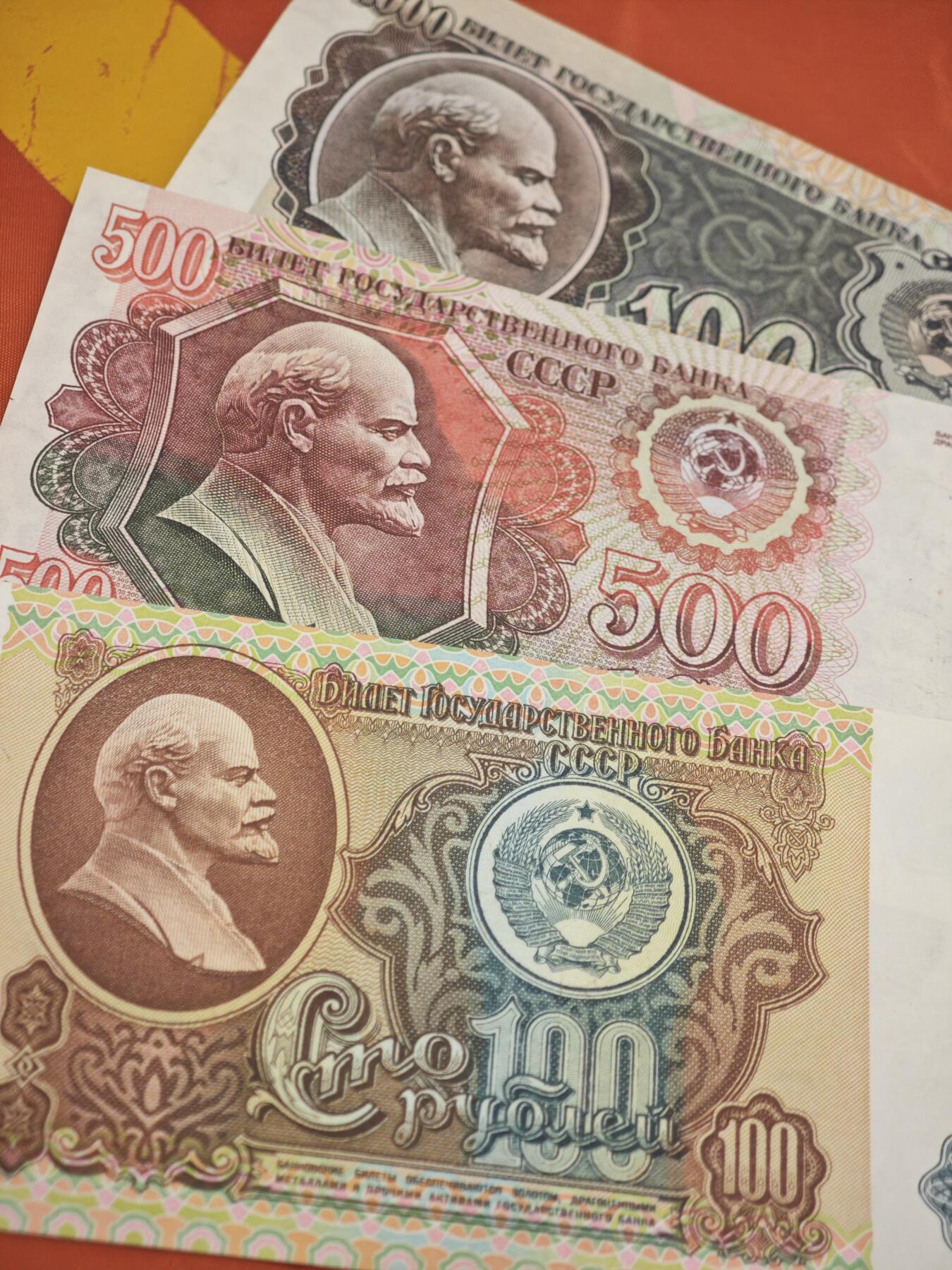 橙子收藏第一期 一组苏联末期至俄罗斯联邦过渡时期的卢布纸币，包含1991年版100卢布（苏联国家银行发行）和1992年版500、1000卢布（俄罗斯联邦国家银行发行），是见证苏联解体、俄罗斯建国的重要货币文物。