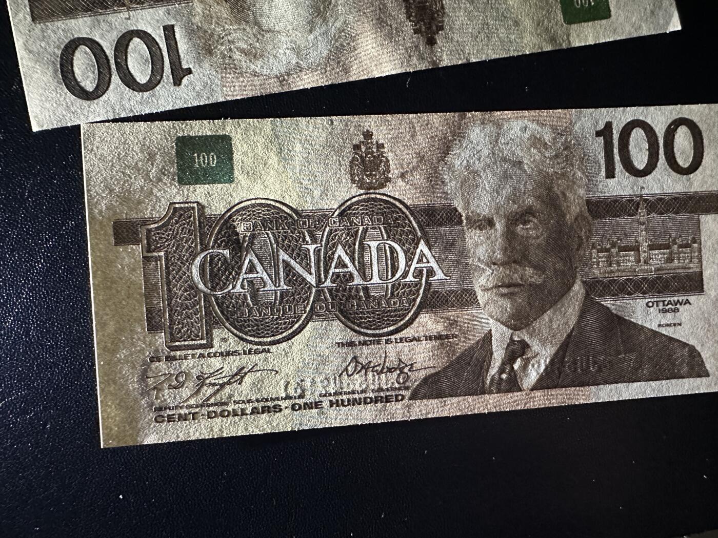 《外钞收藏家》第六百零四期（精品场）（本平台长期征集拍品、欢迎藏友们联系合作） 加拿大鸟100加元 2张一起2个签名 接近全新 边角有些瑕疵 潮点