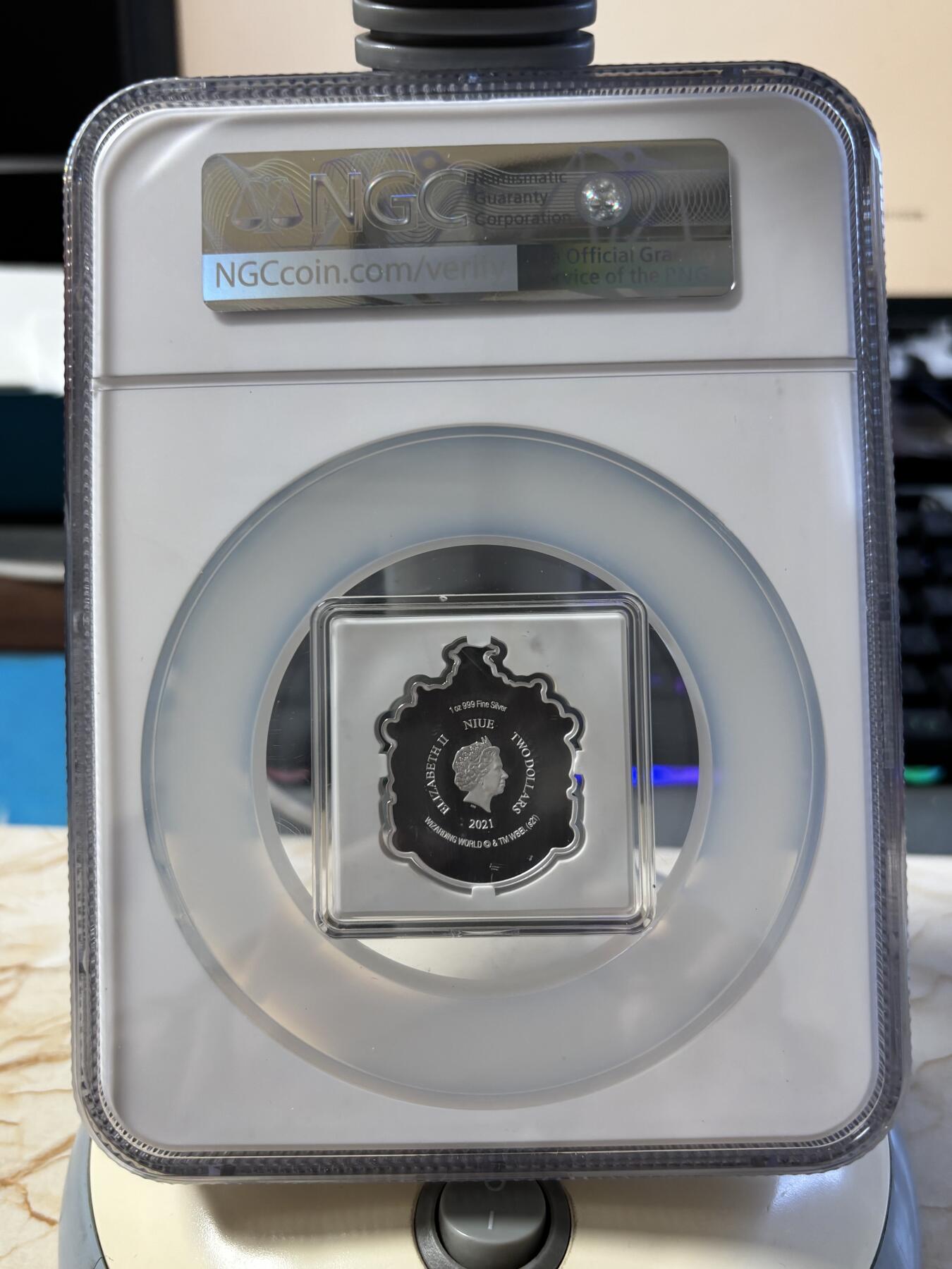 第189期拍卖 纽埃2021年哈利波特赫奇帕奇徽章纪念银币NGC-PF70首期无盒无证书，999银，发行5000枚