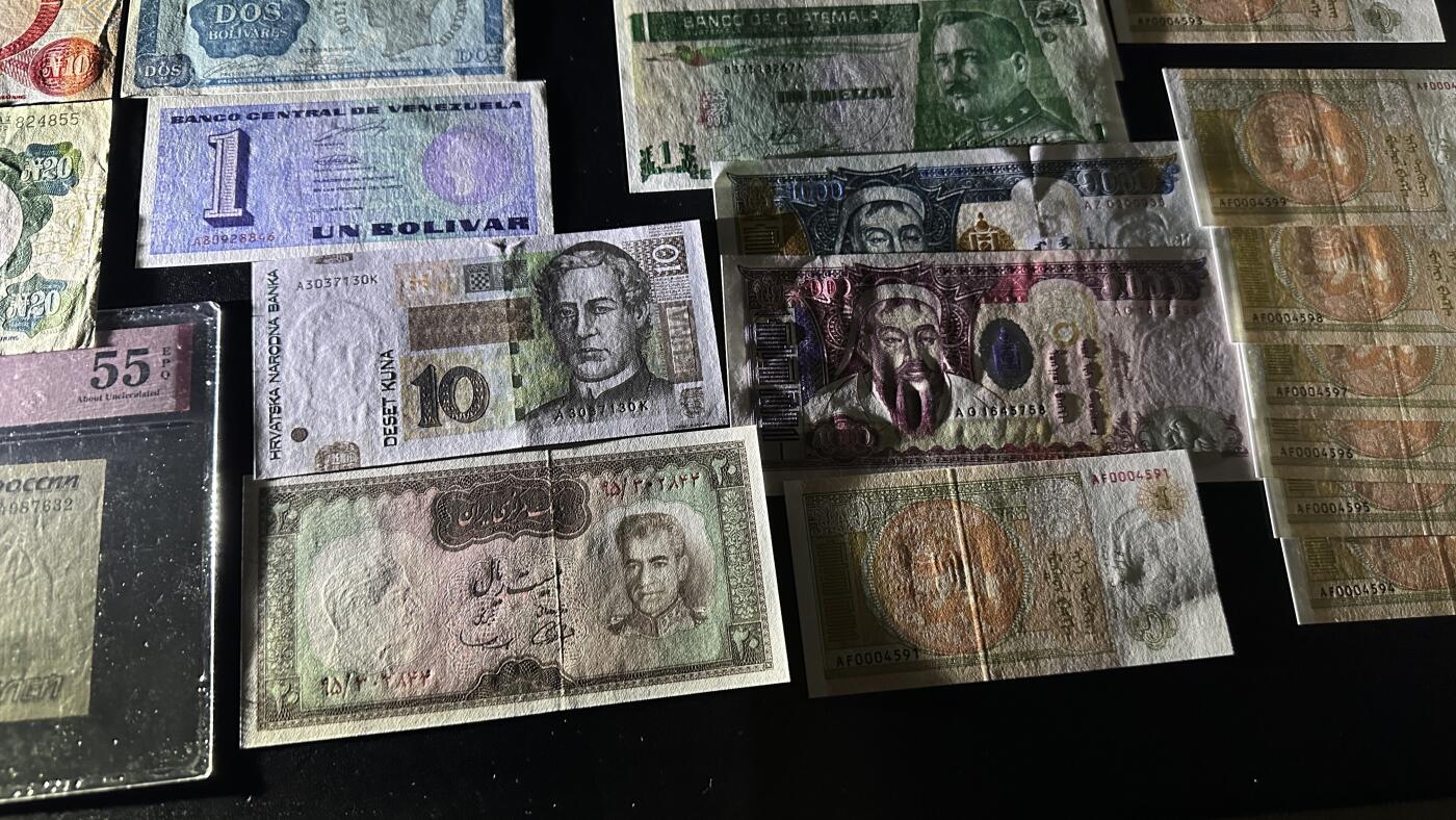 《外钞收藏家》第六百零四期（精品场）（本平台长期征集拍品、欢迎藏友们联系合作） 伊朗20里亚尔 精美小票+俄罗斯+蒙古多张等等 2019年的蒙古1块在ebay同款要20多一张 2003年的补号 大部份全新 有几张非全新 品相如图