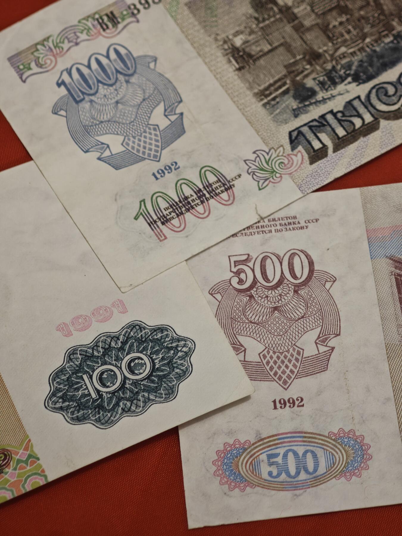 橙子收藏第一期 一组苏联末期至俄罗斯联邦过渡时期的卢布纸币，包含1991年版100卢布（苏联国家银行发行）和1992年版500、1000卢布（俄罗斯联邦国家银行发行），是见证苏联解体、俄罗斯建国的重要货币文物。