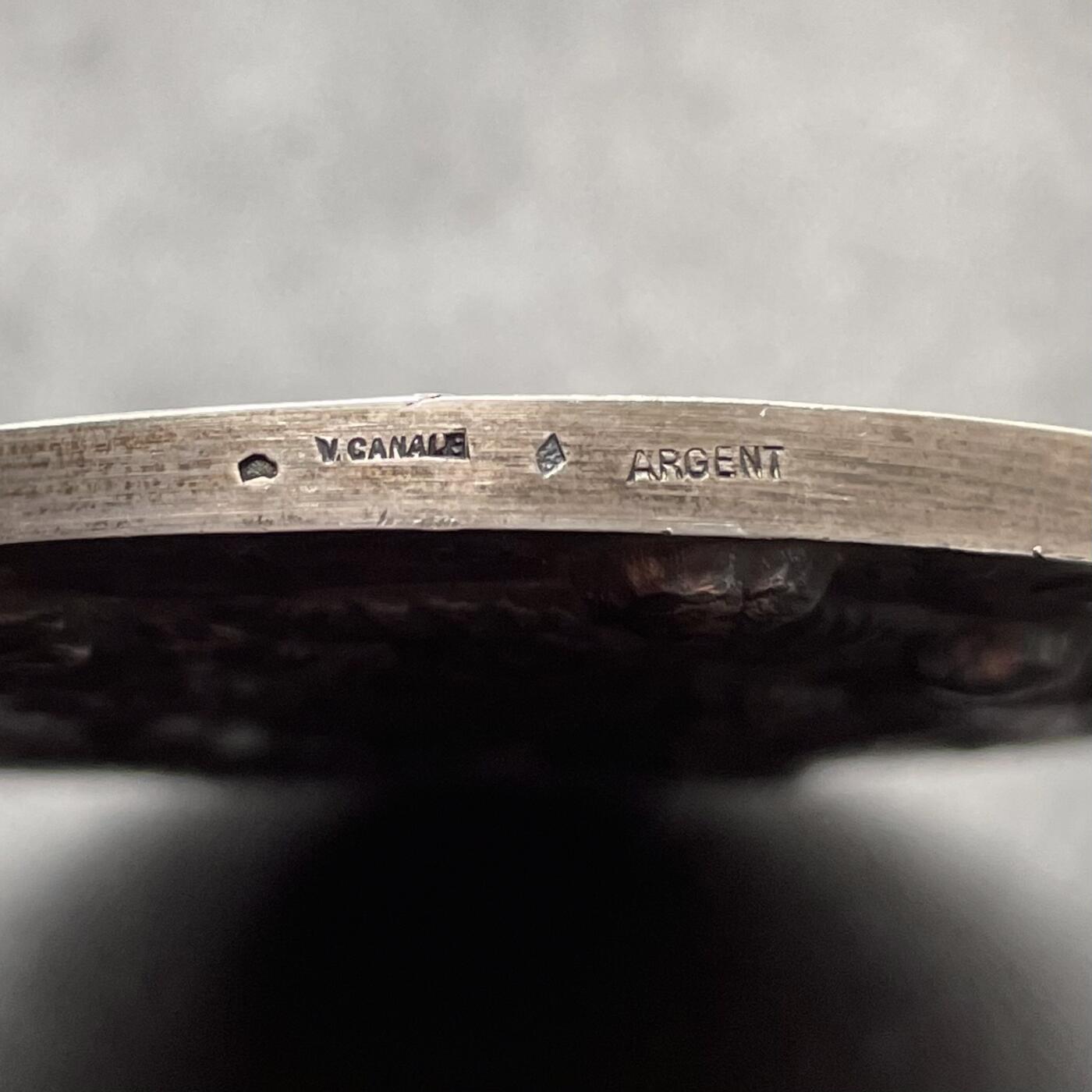 「木头集藏」章牌精品专场！ H. Dropsy～法国国家保险公司大银章 ，直径：70mm，189 g，边铭：菱形厂标+厂名V. CANALE ARGENT 野猪头银标。罕见品种！法国章牌名厂卡纳勒（V Canale）铸造。正面是保险公司化身的女神将老弱妇孺置于自己的庇护之下。法国国家保险公司的前身是1820年成立的皇家人寿保险公司，后重组改为此名。1968年与太阳保险公司和老鹰保险公司合并成为法国国家保险集团。