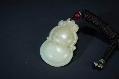 上海都达杂项专场五（全场包邮） - 天然和田玉精雕《福禄》挂件 附鉴定证书87-62