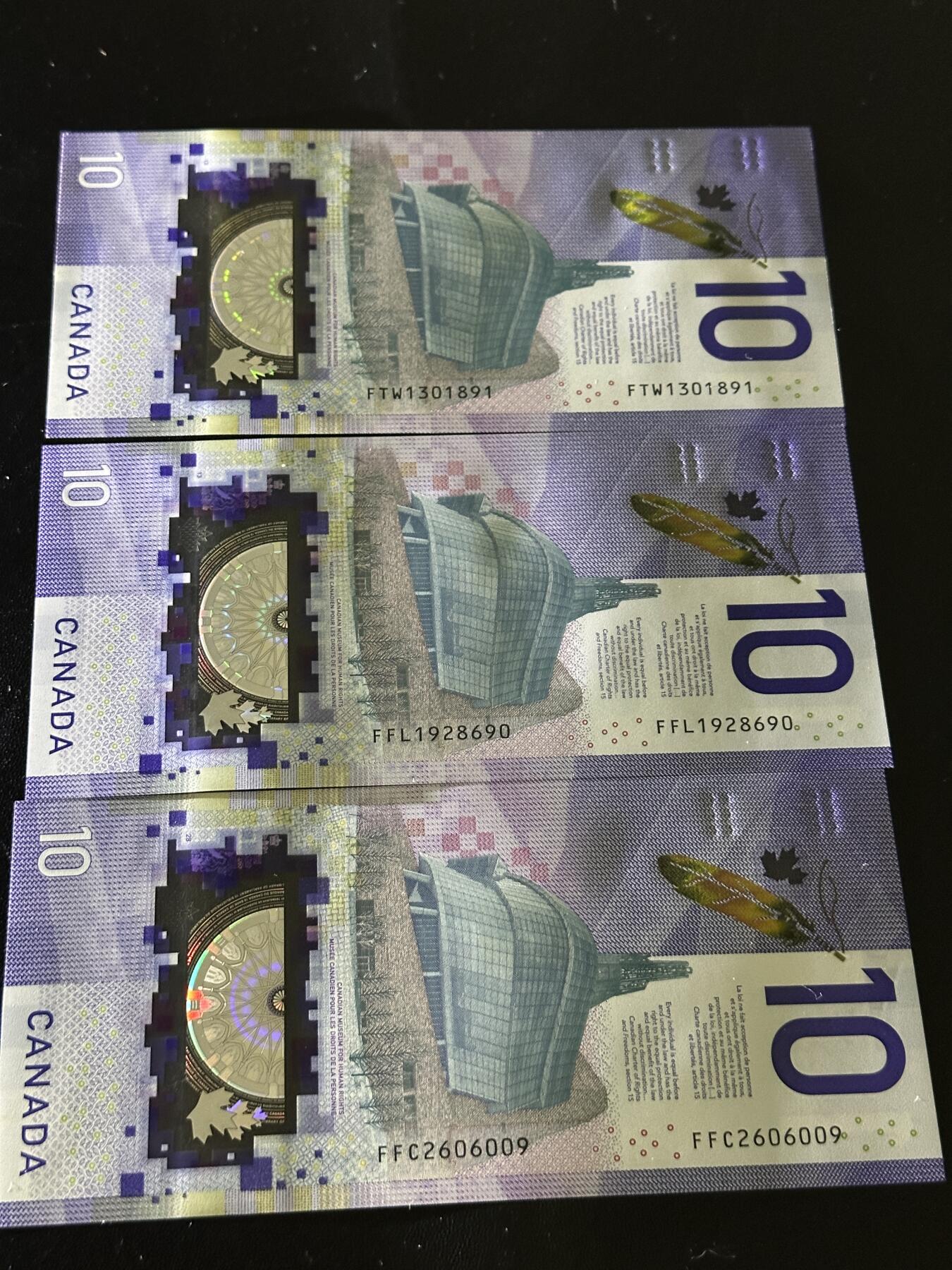 《外钞收藏家》第六百零四期（精品场）（本平台长期征集拍品、欢迎藏友们联系合作） 加拿大竖版10加元 三张 其中1张首发冠 都是无47靓号 全新UNC