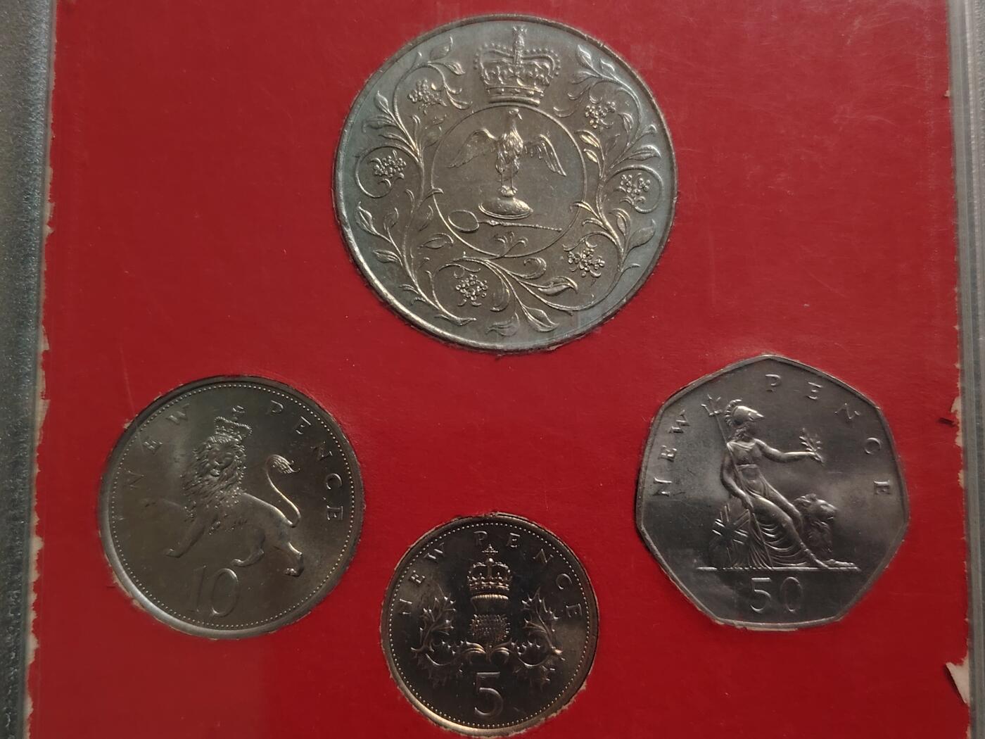 布加迪🐬～世界钱币(上海)🌾第 271 期 /  各国套币和散币 英国🇬🇧 1977年7枚盒装套币