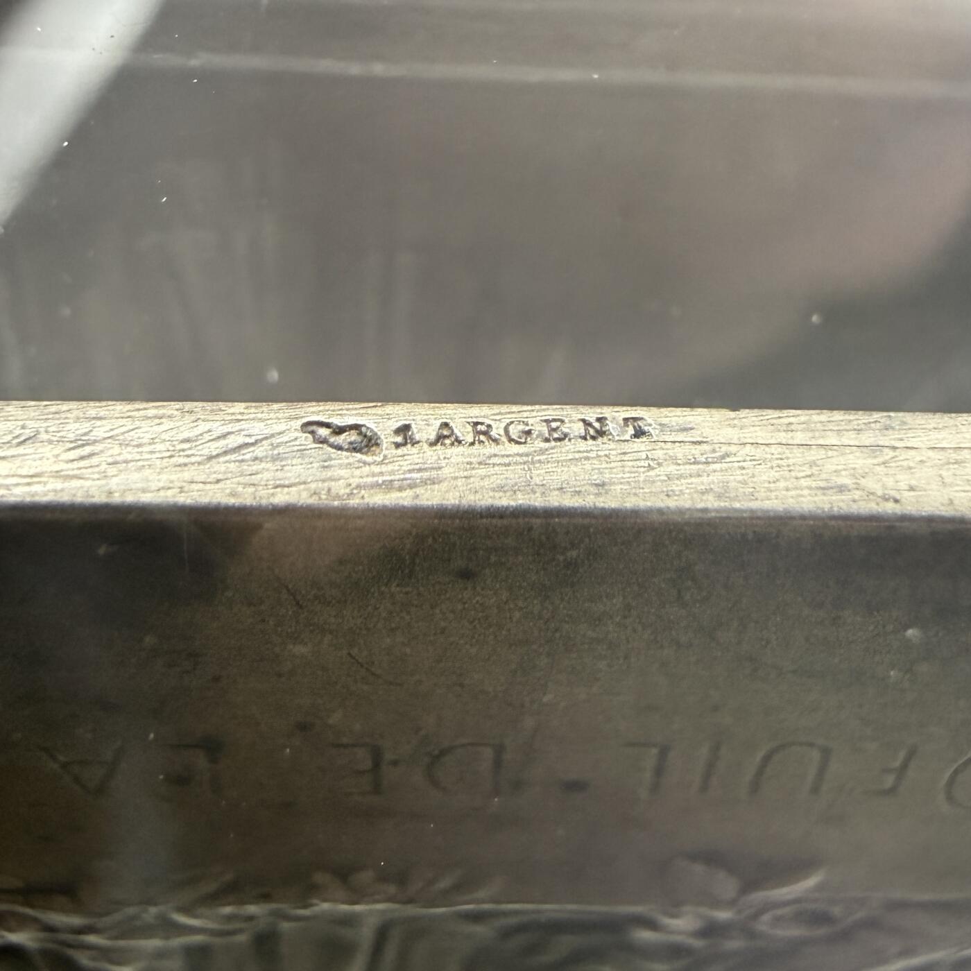 「木头集藏」章牌精品专场！ O Roty～法国卡诺总统葬礼银章，MS62 ，尺寸：81×58mm，155g，边铭：丰饶角 1 ARGENT，NGC评级超大盒，实物品相不错，基本没有明显瑕疵，评分偏低了。马耶尔目录（1870-1940年法国章牌艺术）101号作品。  此章表达了法国全国上下对于深受人民爱戴却不幸遇刺身亡的卡诺总统的哀思。正面图案为玛丽安娜立于花环簇拥的总统遗体旁，背面图案为一群身着长袍黑纱的人将棺椁抬向先贤祠。