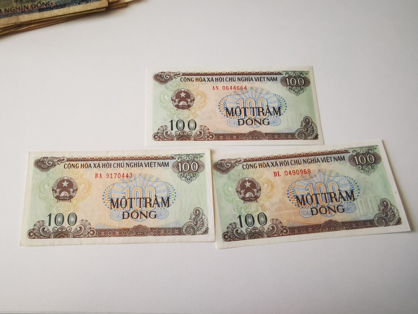 零零发流通品外国纸币拍卖 无佣金 越南100盾3张