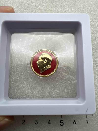 真品毛主席像章、 - 真品毛主席像章