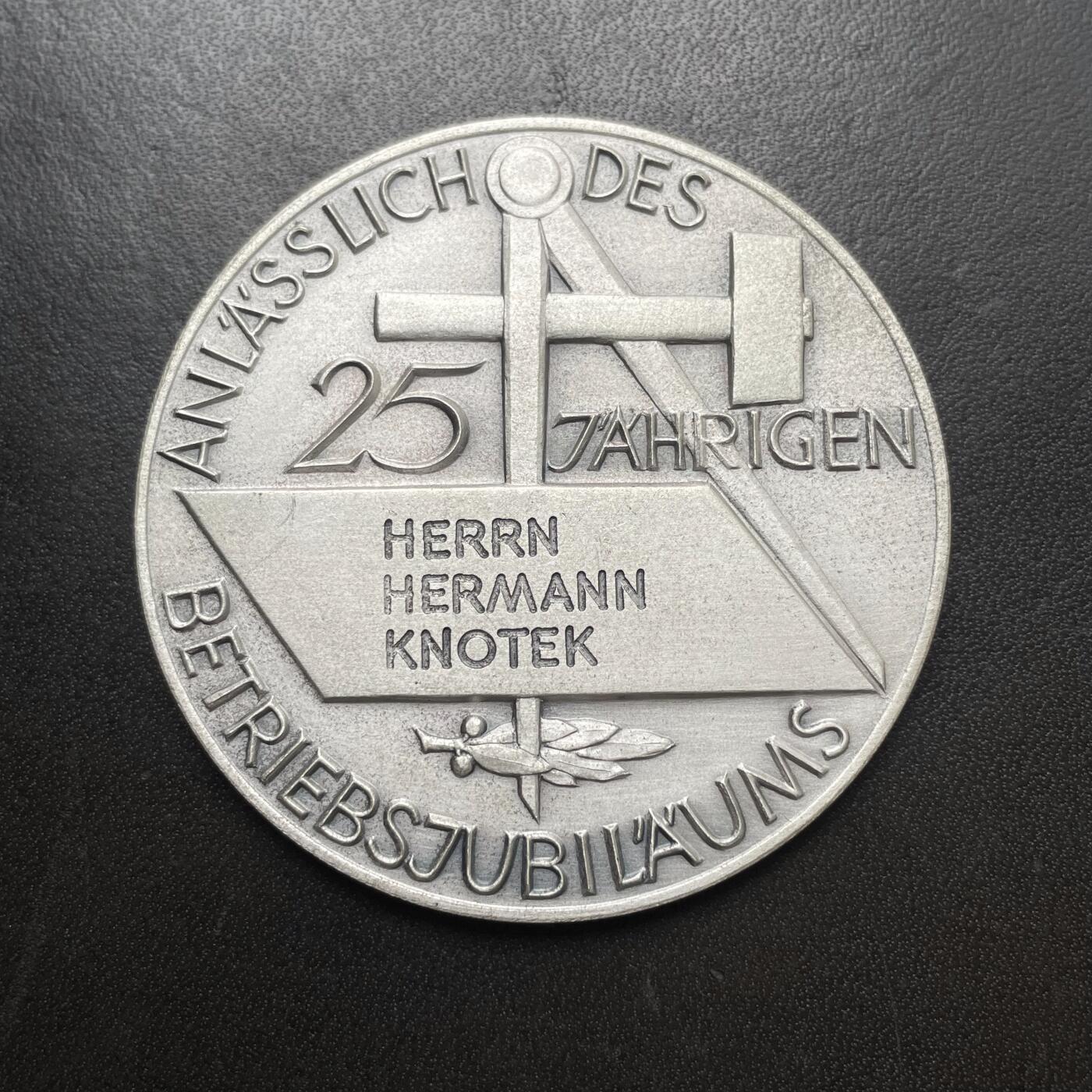 「木头集藏」章牌精品专场！ 1970年奥地利维也纳工会成立25周年纪念银章  直径：56 mm，57 g，边铭：维也纳造币厂银标A和含银量900。表面采用磨砂工艺。正面是奥地利国徽。维也纳-下奥地利-布尔根兰工会成立于1945年，1948年更名为维也纳工会。