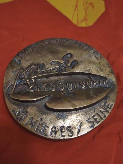 橙子收藏第一期 - 一枚1999年法国塞纳河畔阿尼埃尔市艺术沙龙（Salon Artistique d'Asnières-sur-Seine）的特邀嘉宾纪念铜章，是当代法国艺术章牌中的重量级作品。