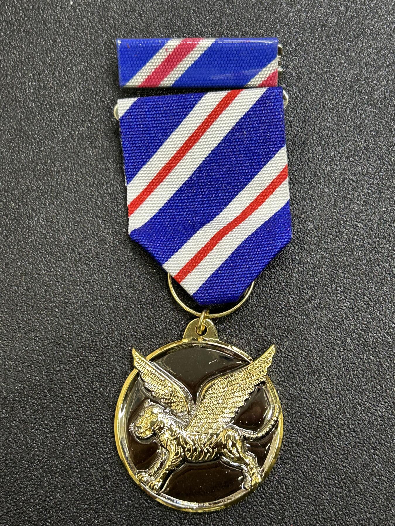 西秦中古拍卖第七十三期 民国空军飞虎奖章 带勋略 退台后版本