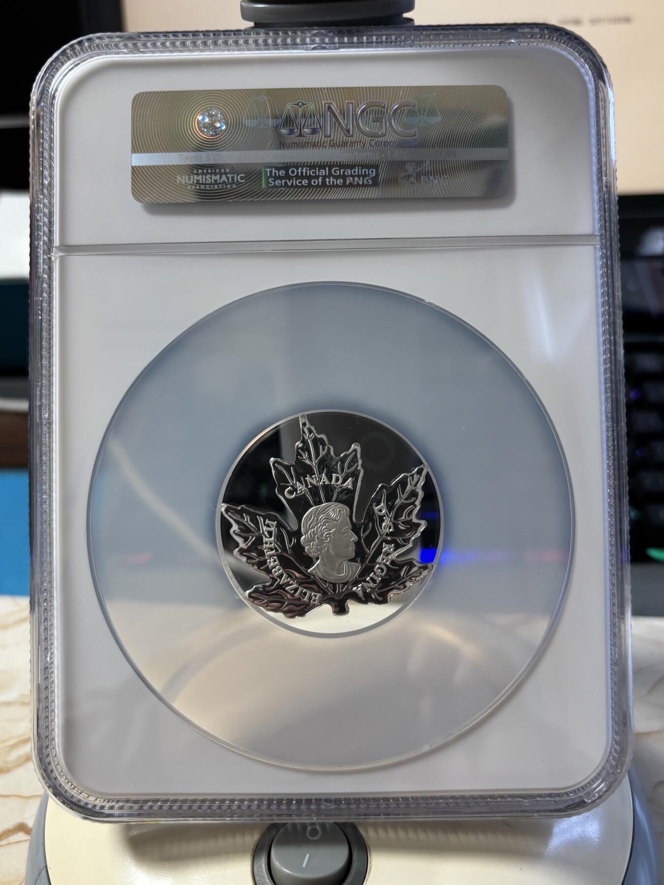 第189期拍卖 加拿大2016年世界首枚全彩色枫叶形1盎司纪念银币NGC-PF69无盒无证书，9999银，发行15000枚