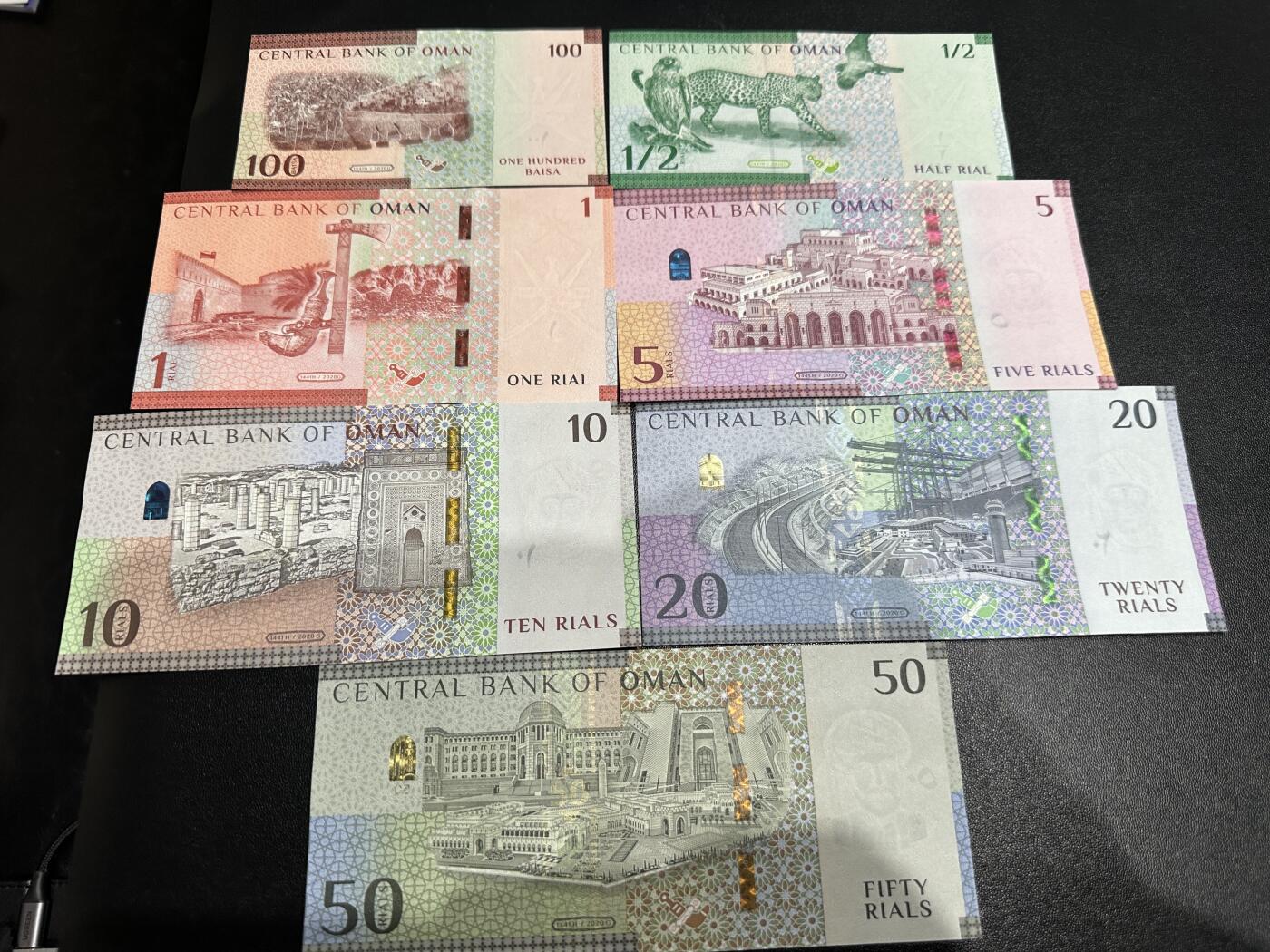 《外钞收藏家》第六百零四期（精品场）（本平台长期征集拍品、欢迎藏友们联系合作） 阿曼1-50里亚尔 7张一起 20和50非全新 其他全新